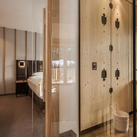 Jagdhof Pure Mountain 4* Tux